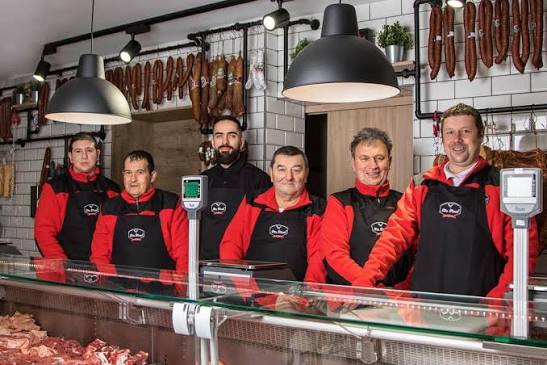 A Mr. Meat csapata a húsbolt pultja mögött