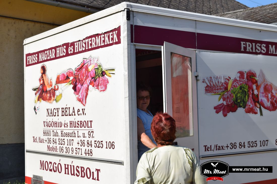 A Mr. Meat mozgó húsboltjának hűtött pultja